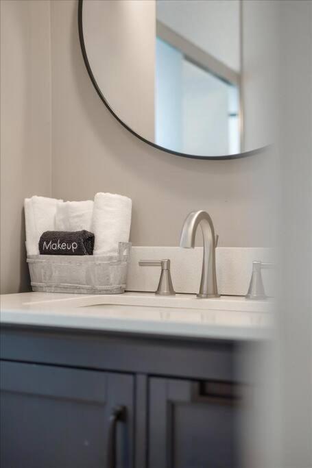 Convenient 2BR Near Convention & Hospitals